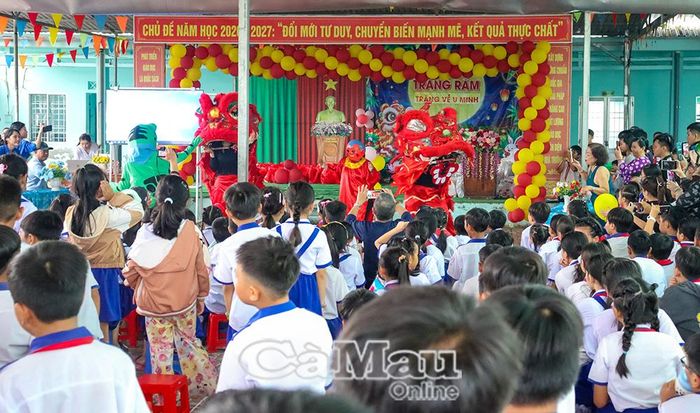 Học sinh Trường Tiểu học Trịnh Minh Hưởng hào hứng với tiết mục múa lân do nhóm thiện nguyện tổ chức.