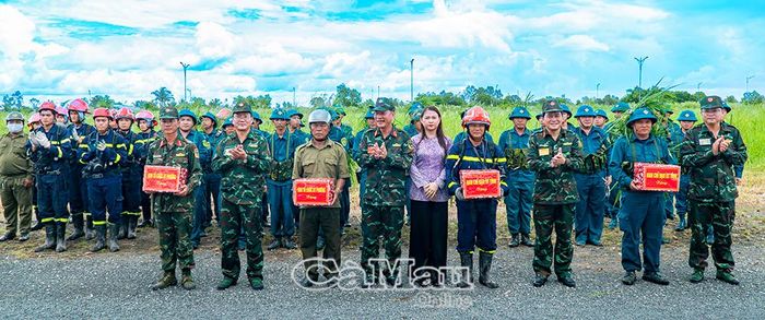 Đại tá Lý Văn Cường, Phó Chỉ huy trưởng Bộ CHQS tỉnh (thứ tư từ trái sang); Đại tá Trần Quốc Dẹn, Phó Chính uỷ Bộ CHQS tỉnh (thứ ba từ phải sang); đồng chí Hồ Văn Chung, Bí thư Đảng uỷ, Chủ tịch HĐND phường An Xuyên (thứ hai từ trái sang) và đồng chí Huỳnh Văn Minh, Phó Bí thư Đảng uỷ, Chủ tịch UBND phường An Xuyên (bìa phải), tặng quà các lực lượng tham gia thực binh A tại Khóm 18.