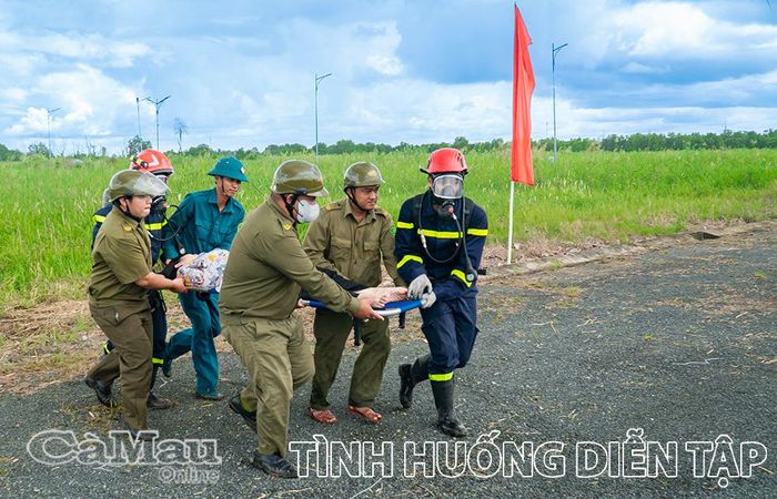 Diễn tập cứu hộ đưa người gặp nạn ra khỏi đám cháy.