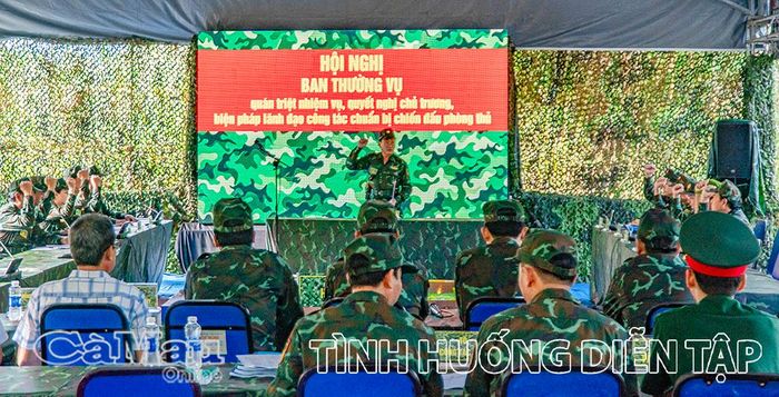 Đồng chí Hồ Văn Chung, Bí thư Đảng uỷ, Chủ tịch HĐND phường An Xuyên, điều hành hội nghị trong nội dung diễn tập.
