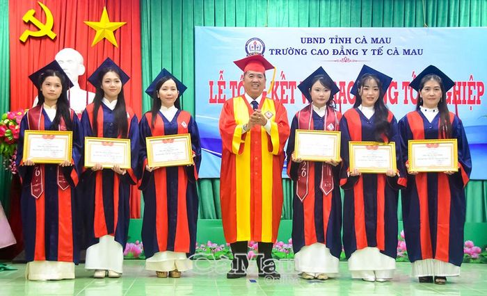 Bác sĩ CKII Huỳnh Quốc Sử, Hiệu trưởng Trường Cao đẳng Y tế Cà Mau, khen thưởng các sinh viên đạt Xuất sắc toàn khoá.