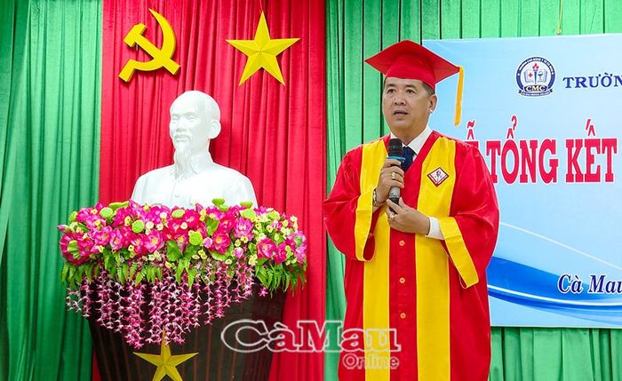 Bác sĩ CKII Huỳnh Quốc Sử chúc mừng và gửi gắm kỳ vọng vào các tân cử nhân.
