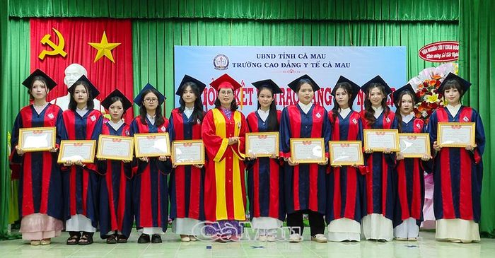TS Phạm Thị Nhã Trúc, Phó Hiệu trưởng Trường Cao đẳng Y tế Cà Mau, trao thưởng cho sinh viên đạt loại Giỏi.