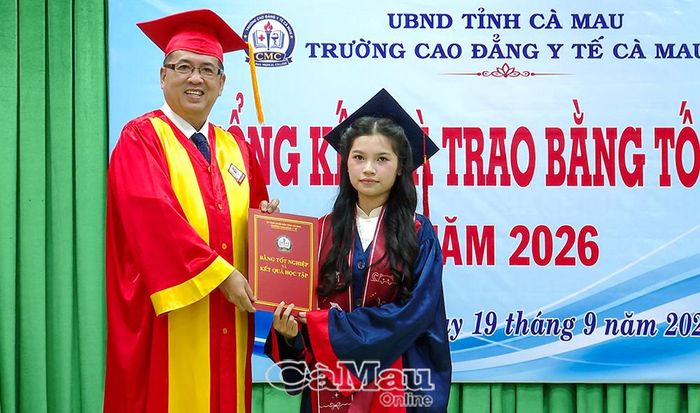 BS CKII Huỳnh Quốc Sử, Hiệu trưởng Trường Cao đẳng Y tế Cà Mau, trao bằng tốt nghiệp cho tân cử nhân Cao đẳng Điều dưỡng hệ chính quy.