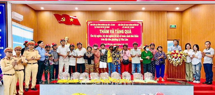 Những phần quà nghĩa tình được trao đến người dân.