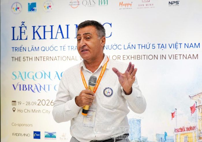 Ông Atanur Dogan, người sáng lập kiêm Chủ tịch Hiệp Hội màu nước Quốc tế toàn cầu, phát biểu tại triển lãm.
