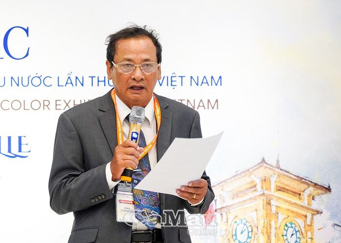 Hoạ sĩ Phan Thái Hoàng, Trưởng Ban triển lãm Quốc tế (khu vực miền Nam), phát biểu khai mạc triển lãm.