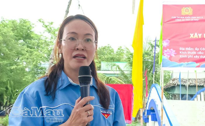 Bà Nguyễn Hồng Cẩm, Chủ tịch UBND xã Long Điền, phát biểu tại lễ khánh thành cầu giao thông nông thôn Số 1 (ấp Công Điền).