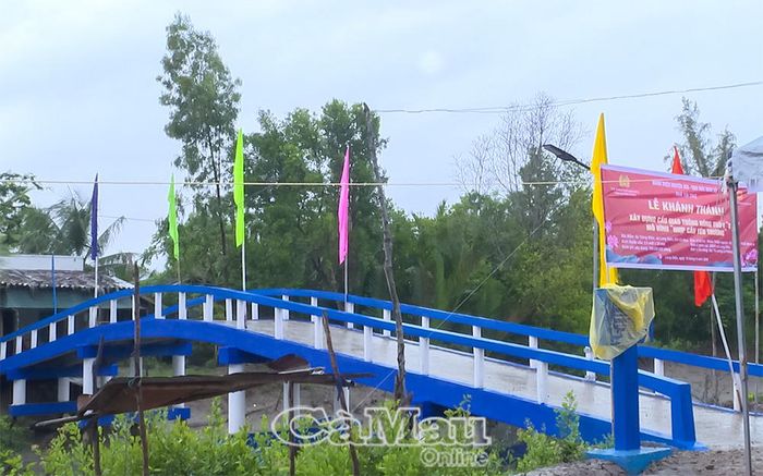 Cây cầu bê tông cốt thép vững chắc nối liền đôi bờ ấp Công Điền (xã Long Điền).