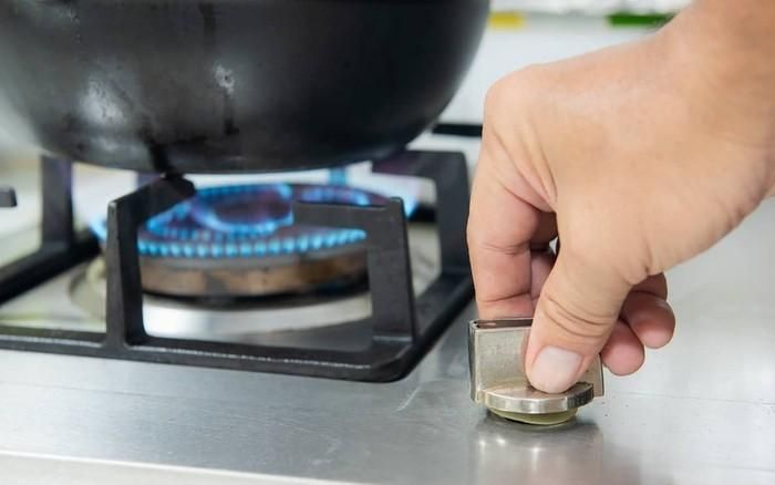 Thường xuyên kiểm tra dây dẫn và van gas để phát hiện bất thường. Ảnh minh họa