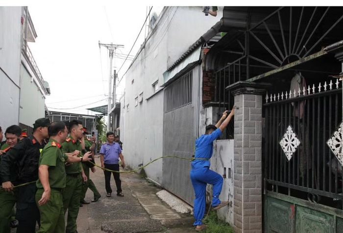 Đối tượng Nguyễn Đức Anh thực nghiệm cảnh trèo rào leo lên mái nhà bị hại rạng sáng 3/9.