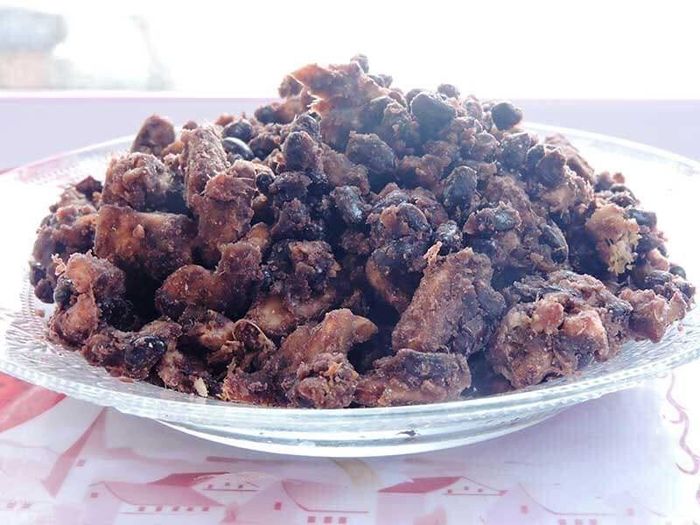 Với những người thích món ngọt, khoai lang khô ngào đường cũng là một cách chế biến dễ làm - Ảnh minh hoạ