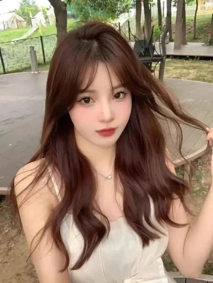 Nâu socola mang sắc nâu ấm, ngọt ngào nhưng vẫn sang trọng. Màu tóc giúp gương mặt tươi tắn, mái tóc có chiều sâu và dễ kết hợp nhiều kiểu tóc, phong cách thời trang.