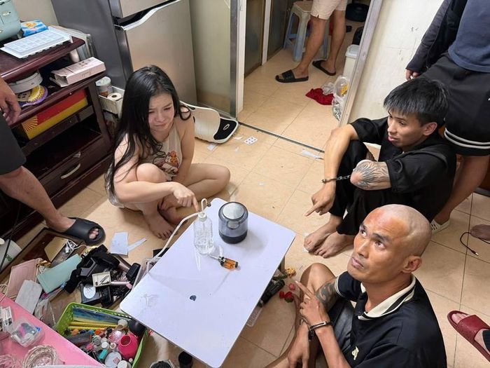 Các đối tượng tại hiện trường chung cư thuộc phường Kim Liên. Ảnh: CACC.↵