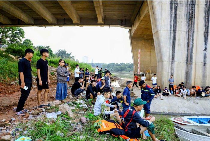 Khu vực lực lượng chức năng tổ chức tìm kiếm tại chân cầu Bến Tượng. Ảnh: Ngọc Ánh