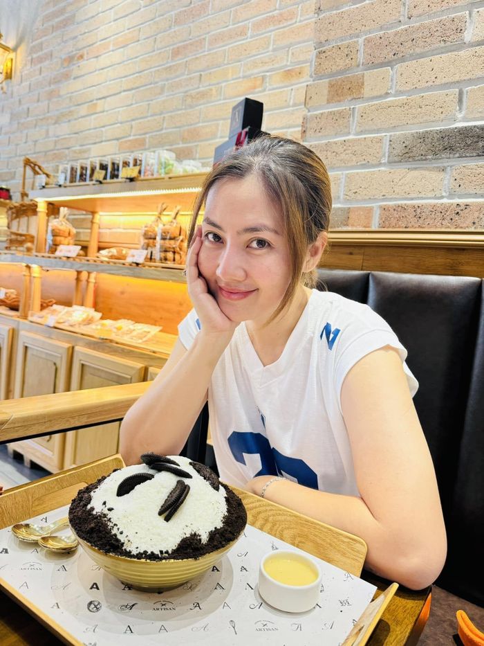 Sau nhiều năm dành thời gian cho phim trường, cô muốn tập trung hơn cho việc làm mẹ và đồng hành cùng con trai. Ảnh: FBNV