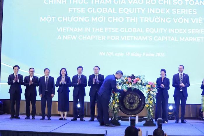 Bộ trưởng Bộ Tài chính Ngô Văn Tuấn đánh cồng đánh dấu Việt Nam chính thức tham gia vào rổ chỉ số toàn cầu - FTSE Russell Global Equity Index Series. (Ảnh: Vietnam+)