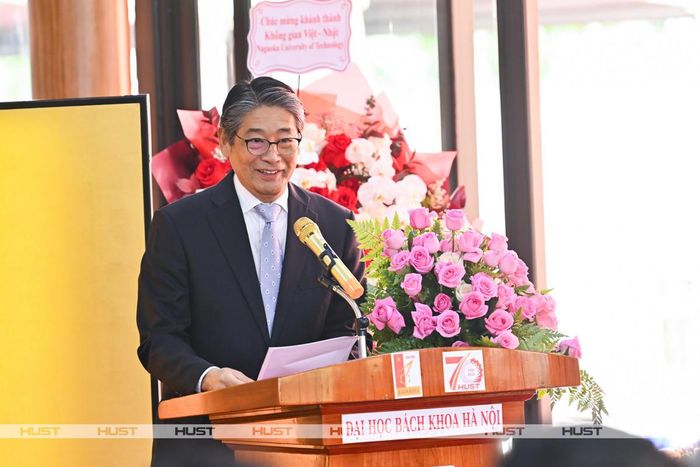 Ông Ito Naoki, Đại sức Đặc mệnh toàn tuyền Nhật Bản tại Việt Nam, phát biểu tại sự kiện. Ảnh: HUST/Duy Thành