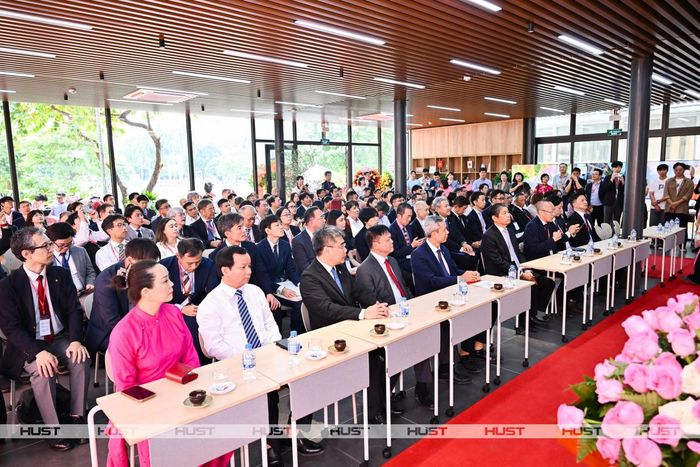 Các khách mời tham dự Lễ Khánh thành Không gian Việt - Nhật. Ảnh: HUST/Duy Thành
