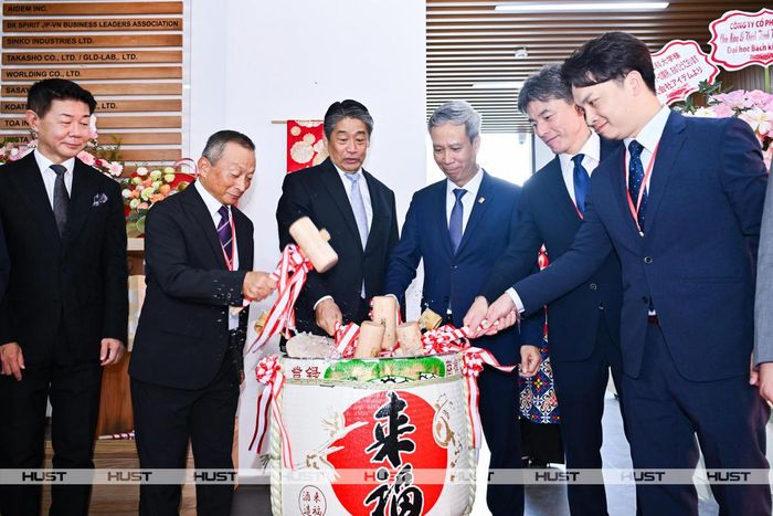 Lãnh đạo Đại học Bách khoa Hà Nội cùng các đối tác Nhật Bản thực hiện nghi lễ truyền thống “khai gương”, với ý nghĩa mở ra một khởi đầu mới cho các hoạt động hợp tác tại Không gian Việt - Nhật. Ảnh: HUST/Duy Thành