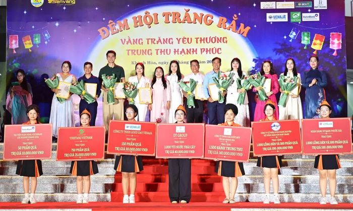 Ban tổ chức đã tiếp nhận bảng tượng trưng các phần quà tài trợ, đồng thời tặng hoa và thư tri ân đến các doanh nghiệp đồng hành cùng chương trình.