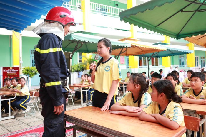 Mỗi một câu trả lời chính xác của các em nhỏ liên quan đến kỹ năng PCCC&CNCH chính là "trái ngọt" mà lực lượng Cảnh sát PCCC&CNCH nhận lại từ nỗ lực phủ rộng kiến thức đến với các em
