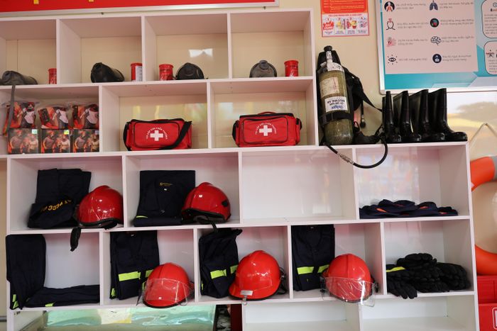 Cận cảnh không gian trưng bày các thiết bị bảo hộ, làm nhiệm vụ của lực lượng Cảnh sát PCCC&CNCH cũng được chuẩn bị và trưng bày tại không gian học tập
