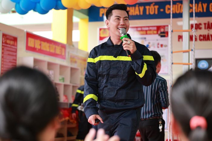 BCH Đội Chữa cháy và Cứu nạn cứu hộ Khu vực 13 cũng "chọn mặt gửi vàng", tuyển chọn những CBCS có khả năng thuyết trình tốt, có sự dí dỏm để trực tiếp đứng lớp; qua đó nâng cao hiệu quả của những tiết học trực quan về PCCC&CNCH