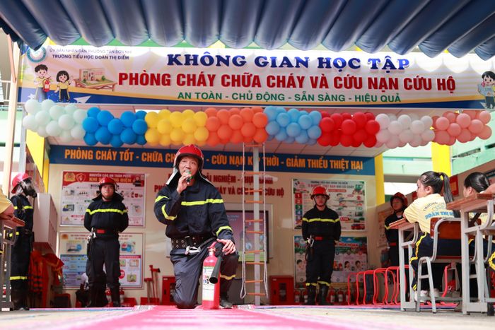 Ngay sau buổi lễ ra mắt không gian học tập PCCC&CNCH, CBCS Đội Chữa cháy Khu vực 13 đã cùng với các em học sinh Trường Tiểu học Đoàn Thị Điểm có tiết học đầu tiên đầy thú vị tại không gian này