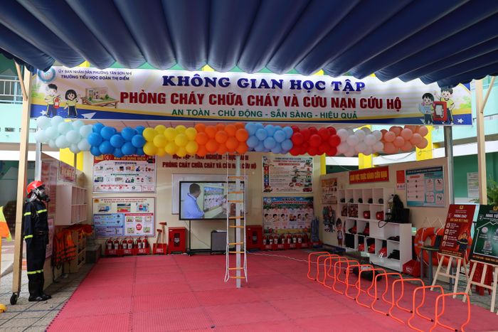Không gian học tập PCCC&CNCH được xây dựng theo hướng trực quan, sinh động, giúp học sinh tiếp cận các kiến thức về phòng ngừa cháy, nổ và kỹ năng xử lý tình huống thông qua quan sát, trao đổi, thực hành. Đây cũng là một trong những cách làm nhằm đưa công tác tuyên truyền PCCC đến gần hơn với học sinh, gắn việc giáo dục kiến thức với rèn luyện kỹ năng tự bảo vệ.