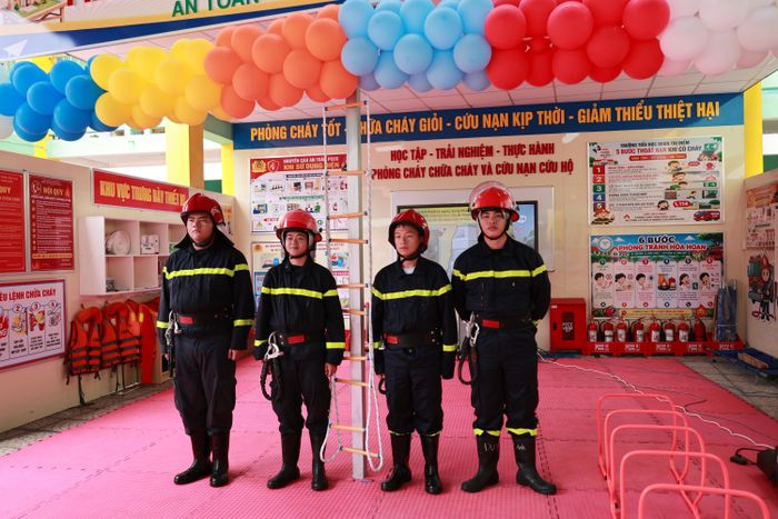 Sau tiết học lý thuyết, các em nhỏ sẽ cùng với các anh lính cứu hoả tham gia các trò chơi vận động gắn liền với kỹ năng thoát hiểm khi có sự cố cháy xảy ra