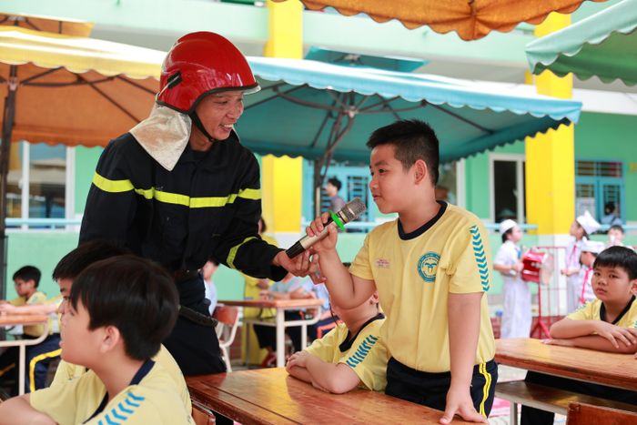 Để các kiến thức lý thuyết được chuyển tải và vận dụng thuần thục trong thực tế, CBCS Đội Chữa cháy và Cứu nạn cứu hộ Khu vực 13 đã dày công nghiên cứu, xây dựng thành các bộ giáo trình riêng, áp dụng cho mỗi lứa tuổi và cấp học khác nhau