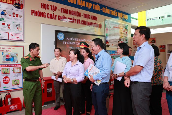 Trung tá Lê Tấn Châu giới thiệu đến lãnh đạo địa phương và BGH nhà trường những điểm hay tại mô hình học tập này