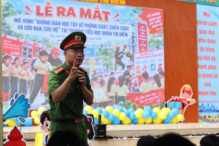 Cán bộ tuyên truyền PCCC&CNCH cùng giao lưu với các em học sinh trường Đoàn Thị Điểm