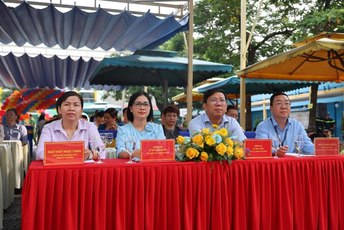 Đại diện chính quyền địa phương và BGH nhà trường dự lễ ra mắt