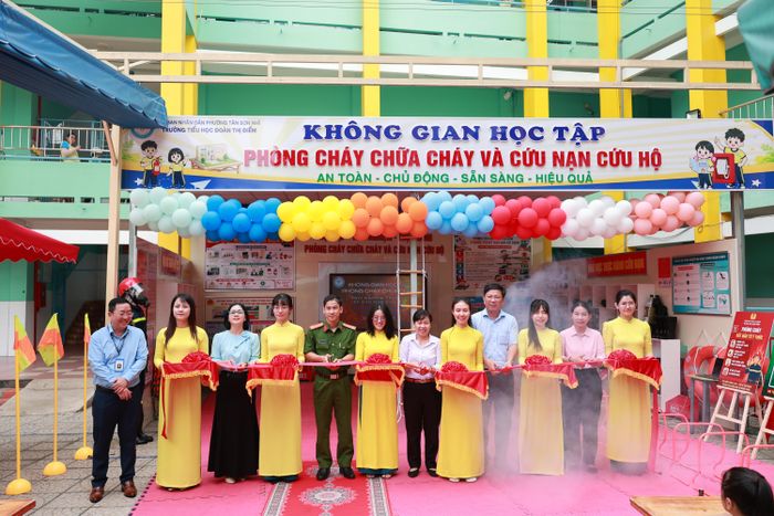 Đại biểu cắt băng khánh thành không gian học tập PCCC&CNCH