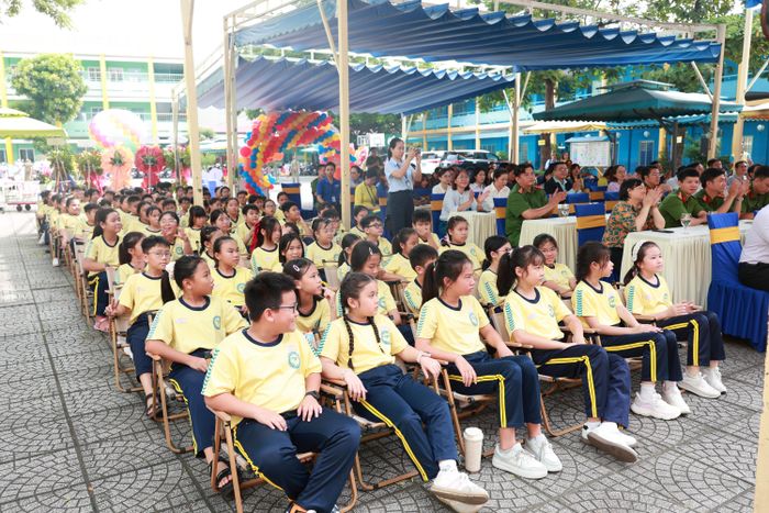 Sự hứng khởi của các em nhỏ tại lễ ra mắt mô hình