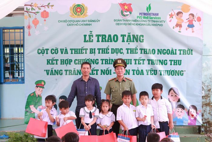 Những món quà ý nghĩa mang theo hương vị Trung thu gửi đến các em thiếu nhi tỉnh Lâm Đồng