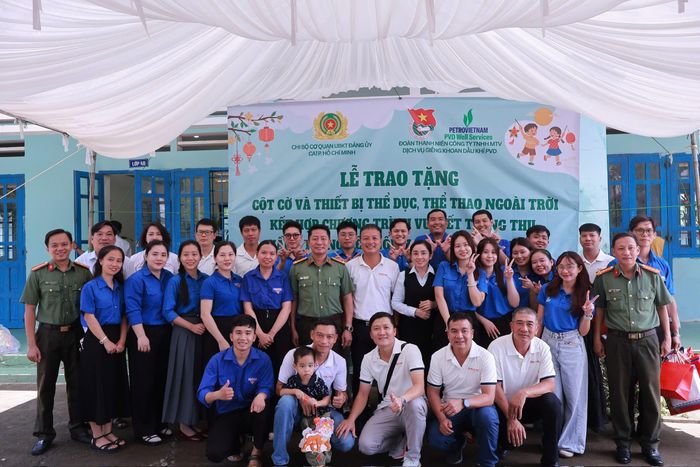 Đoàn công tác chụp ảnh lưu niệm