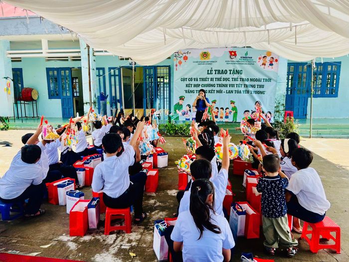 Các em nhỏ hân hoan giao lưu tại chương trình 