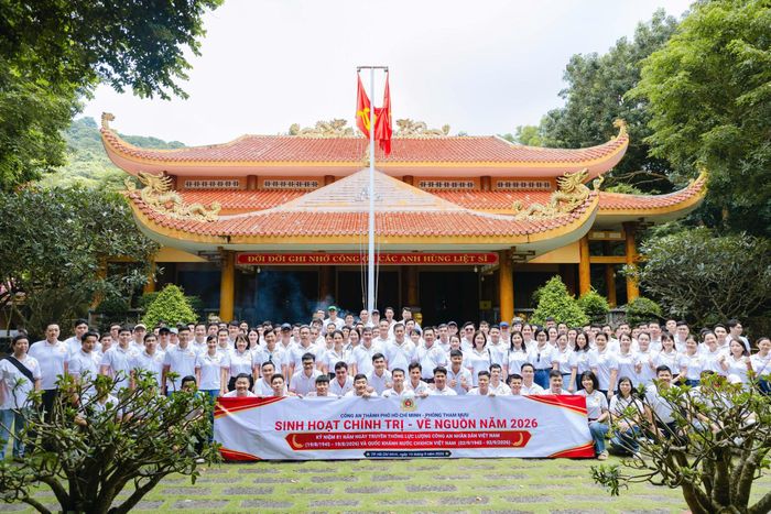 Tập thể lãnh đạo, chỉ huy và CBCS Phòng Tham mưu Công an TPHCM chụp ảnh lưu niệm tại Khu căn cứ cách mạng Minh Đạm
