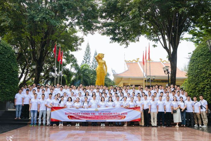 Tập thể lãnh đạo, chỉ huy và CBCS Phòng Tham mưu Công an TPHCM chụp ảnh lưu niệm tại Nhà tưởng niệm Anh hùng LLVTND Võ Thị Sáu