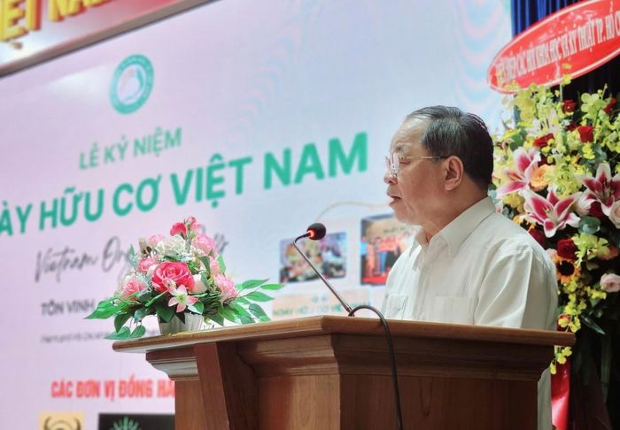TSKH. Hà Phúc Mịch, Chủ tịch VOAA nhấn mạnh Ngày Hữu cơ Việt Nam là dịp tôn vinh, kết nối và lan tỏa trách nhiệm của cộng đồng đối với con người và môi trường. Trong ảnh: TSKH. Hà Phúc Mịch phát biểu tại lễ kỷ niệm ngày Hữu cơ Việt Nam năm 2024.
