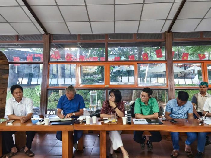  Các chuyên gia và đại biểu chăm chú theo dõi, ghi chép nội dung trong một phiên thảo luận của khóa đào tạo.