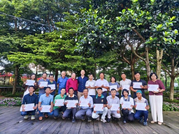  TSKH. Hà Phúc Mịch, Chủ tịch Hiệp hội Nông nghiệp Hữu cơ Việt Nam (VOAA), ban tổ chức, chuyên gia cùng toàn thể học viên rạng rỡ chụp hình lưu niệm hoàn thành khóa tập huấn. 