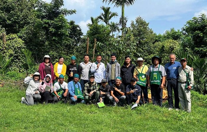  Ông Manfred Fürst (Chuyên gia Bộ tiêu chuẩn Naturland) cùng các học viên khảo sát thực địa tại vườn cà phê của trang trại Aeroco Coffee, tìm hiểu các tiêu chí canh tác cà phê bền vững. 