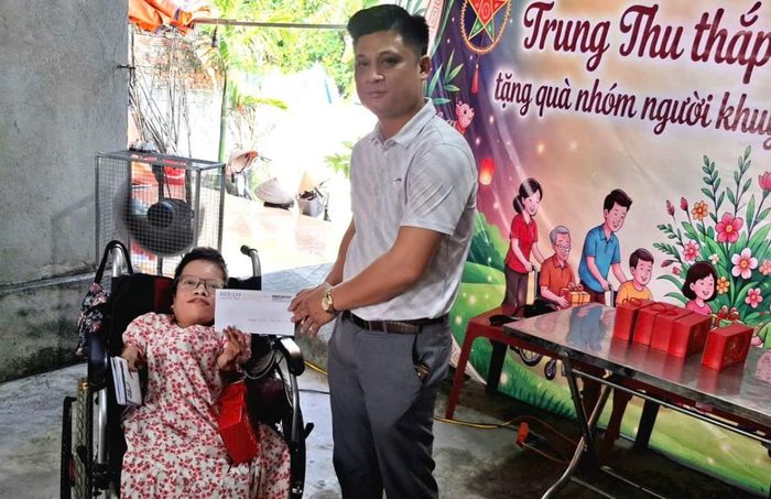 Đại diện VP Đồng Bằng Sông Hồng (Tạp chí Điện tử Nông nghiệp Hữu cơ Việt Nam) trao quà cho trưởng nhóm KHát Vọng Cỏ Dại .