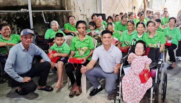 Đại diện VP Đồng bằng Sông Hồng chia sẻ niềm vui cùng các thành viên trong nhóm Khát Vọng Cỏ Dại.