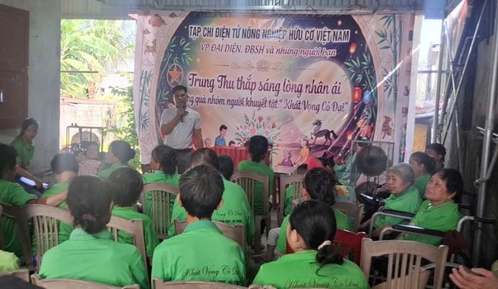Ông Trần Tăng Đông đại diện Văn phòng phát biểu tại lễ trao quà.