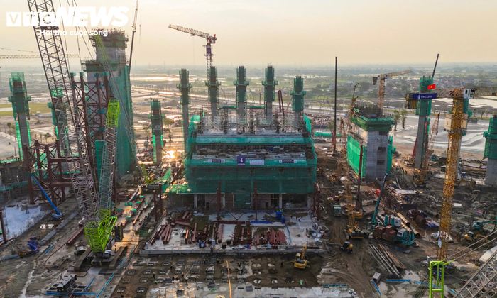 Cùng với các khán đài, nhiều siêu trụ và tháp kích cũng đang được lắp dựng, tạo thành hệ kết cấu phục vụ quá trình thi công mái vòm của sân vận động.